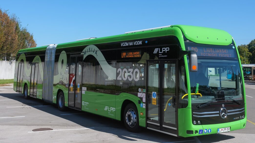 Avtobus na vodik vir FB MOL e1764095873946