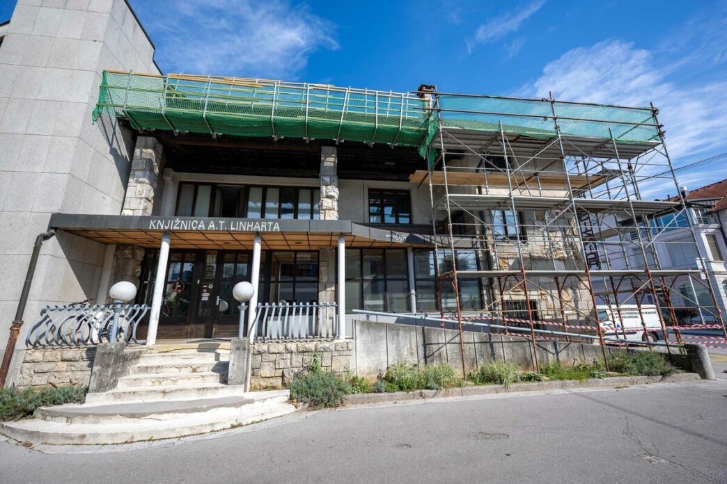 Stavba nekdanje Radovljiske knjiznice med obnovo